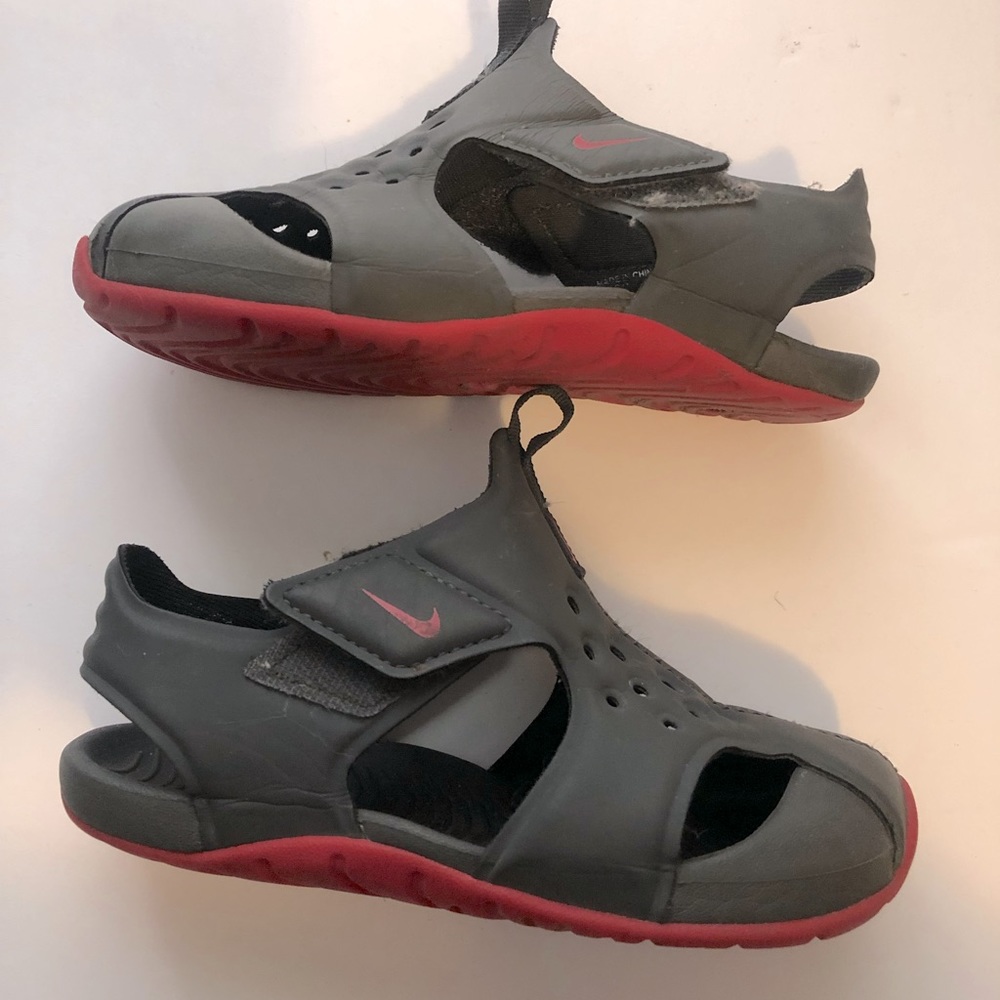 Nike boy water resistant sandals size 9